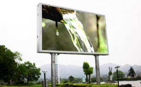 高速公路中大型 LED 顯示屏廣告與傳統(tǒng)廣告的優(yōu)勢(shì)對(duì)比分析