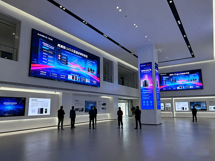 成都LED顯示屏應(yīng)用指南：商鋪門頭/會(huì)議大屏/舞臺(tái)租賃如何選？- 場景方案全解析